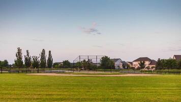 mirando en hacia hogar plato de esta béisbol campo desde Derecha campo en el temprano Mañana foto
