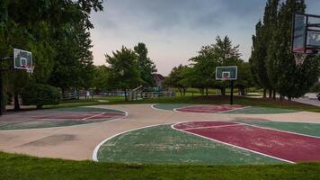 abierto baloncesto tribunales en un ciudad parque en un temprano Mañana foto