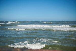 ver de mar olas golpeteo en el promontorio. atlántico Oceano antecedentes foto