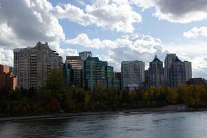 Calgary ciudad en otoño. foto