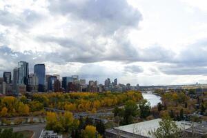 Calgary ciudad en otoño. foto