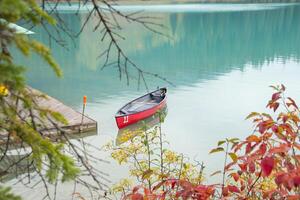 pequeño barco en Esmeralda lago. foto