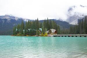 hermosa lago casa en Canadá foto