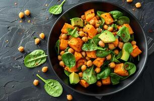 ai generado Fresco vegano Espinacas y garbanzo ensalada con aguacate y calabaza - sano comiendo concepto foto