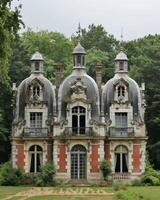 ai generado majestuoso histórico mansión anidado en verde bosque - ideal para período dramas y lujo temas foto
