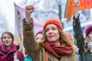 ai generado vibrante y empoderado joven mujer a un reunión, puño elevado en activismo y Abogacía foto