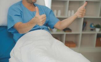 retrato de contento caucásico enfermo paciente en cama en hospital en médico y cuidado de la salud tratamiento a enfermería hogar o clínica. personas estilo de vida foto