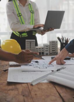 concepto de construcción y estructura de reunión de ingenieros o arquitectos para el proyecto que trabaja con socios y herramientas de ingeniería en la construcción de modelos y planos en el lugar de trabajo, contrato para ambas empresas. foto