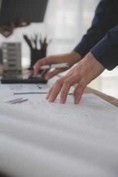 concepto de construcción y estructura de reunión de ingenieros o arquitectos para el proyecto que trabaja con socios y herramientas de ingeniería en la construcción de modelos y planos en el lugar de trabajo, contrato para ambas empresas. foto