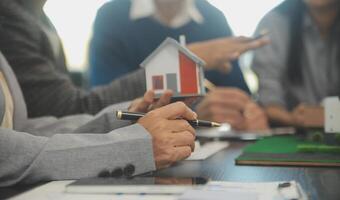 equipo de arquitecturas y empresarios que se discute y lluvia de ideas en piso plan modificación para real inmuebles inversión y alojamiento desarrollo proyecto foto