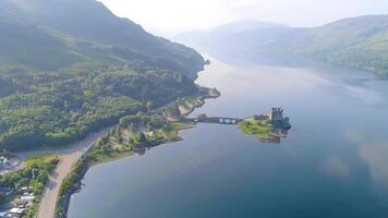 lent mouvement paysage de une silencieux et serein Lac video