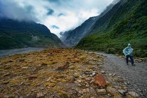 turista caminando en franz josef glaciar sendero a Southland nuevo Zelanda foto