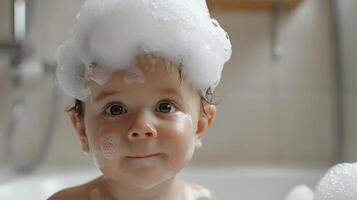 ai generado un linda pequeño niño con pequeño espuma en su cabeza. ai generado foto