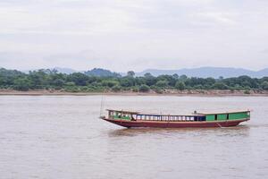 barco en el mekong río en chiang saen, chiang rai provincia, tailandia paisaje hermosa de naturaleza. espacio para texto foto