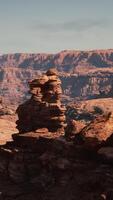 un rocoso paisaje con un montaña en el antecedentes video