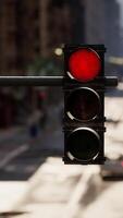 un rojo tráfico ligero en un ciudad calle video