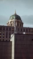 een hoog gebouw met een groen koepel Aan top video