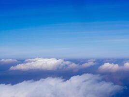 aéreo ver de cielo visto mediante el avión ventana. espacio para texto foto