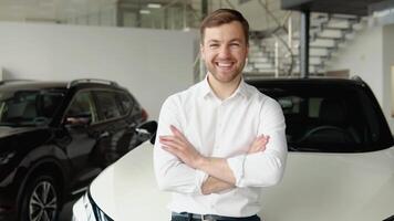 souriant voiture Marchand dans formel uniforme posant à préféré travail avec franchi mains. sur de soi voiture Marchand fournir professionnel un service pour les clients video