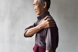 ai generado rigidez en hombro articulación de asiático hombre. congelado hombro o brazo músculo poder problema. foto