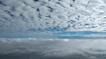 nubes y cielo como visto mediante ventana de un aeronave durante vuelo foto