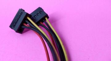 cerca arriba de computadora cable aislado en rosado antecedentes con Copiar espacio. foto