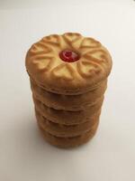 galletas con fresa mermelada en un blanco fondo, cerca arriba foto