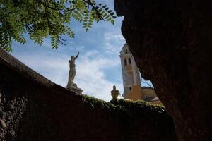 ver de el estatua y campana torre de el Iglesia desde el estrecho paso en portofino foto