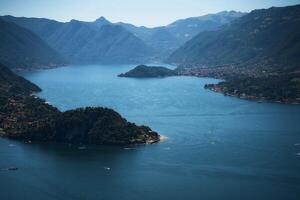 un asombroso ver de vida en lago como en un verano día desde encima foto