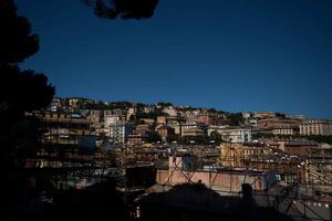 techos de casas en Génova con un ver de el mar en un soleado día foto