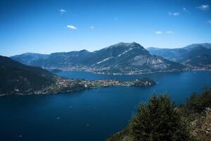 lago como con encantador yates rodeado por colinas foto