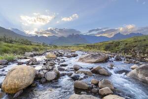 agua fluido Entre el rocas en el río cama foto