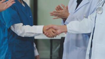 A handshake between an MR and a doctor who comes to the hospital on a sales call and shakes hands to seal the deal. Faceless scene. video