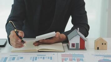 agente di intermediazione immobiliare in fase di analisi e prendere la decisione di un mutuo per la casa al cliente di firmare documenti contrattuali per l'acquisto di immobili, i dipendenti della banca raccomandano l'approvazione del mutuo ipotecario. video