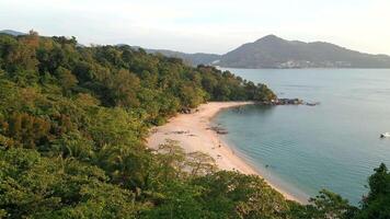 tramonto su il turista tropicale costa di Phuket isola nel Tailandia aereo video