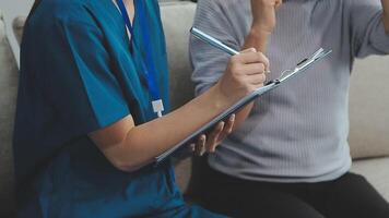 cerca arriba doctor, asiático médico hablar con antiguo hembra paciente acerca de enfermedad síntoma, médico utilizar estetoscopio escuchando pulmón de paciente, mayor salud cheque arriba, felicidad hospital video