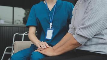 émotif confort stockée dans empreintes. coup de un méconnaissable médecin en portant mains avec sa patient pendant une consultation. video