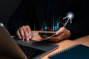 persona analizando datos digital valores mercado tendencias con creciente gráficos y estratégico inversión Finanzas perspectivas. negocio invertir fondo y contabilidad dinero foto