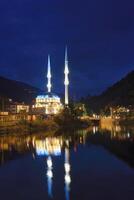 uzungol mezquita reflejando en el lago a atardecer, trebisonda, Turquía foto