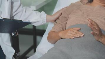émotif confort stockée dans empreintes. coup de un méconnaissable médecin en portant mains avec sa patient pendant une consultation. video