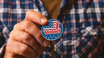 ai generado cerca arriba de mano participación un votación Insignia con americano bandera foto