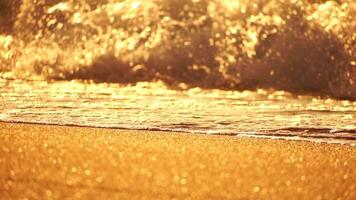 klein zee Golf, wazig zacht schuimend golven het wassen gouden zanderig strand Aan zonsondergang. oceaan golven Aan zanderig strand. niemand. vakantie recreatie concept. abstract nautische zomer oceaan zonsondergang natuur achtergrond. video