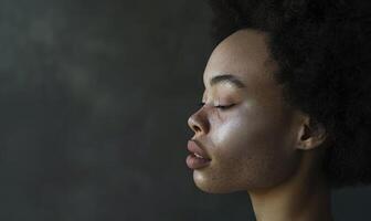 ai generado retrato de un hermosa africano americano mujer con cerrado ojos foto