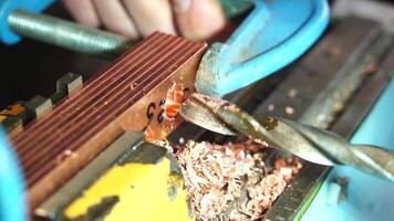 metalurgia industria. cerca arriba agujero perforación en cobre barras para eléctrico conexión en torno aburrido máquina con lubricante video