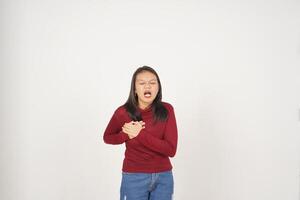 joven asiático mujer en rojo camiseta sufrimiento cofre dolor, corazón ataque aislado en blanco antecedentes foto