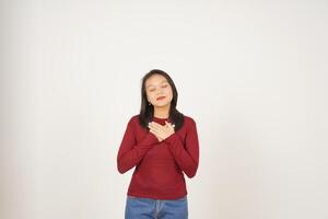 joven asiático mujer en rojo camiseta mano en pecho, agradecido concepto aislado en blanco antecedentes foto