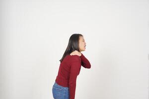 joven asiático mujer en rojo camiseta sufrimiento hombro dolor aislado en blanco antecedentes foto