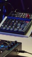 verticale vidéo vide Accueil studio utilisé pour enregistrement et mélange la musique avec électronique moderne équipement, création bandes sonores avec contrôle panneau table d'harmonie et mixer console. signal traitement. caméra un. video