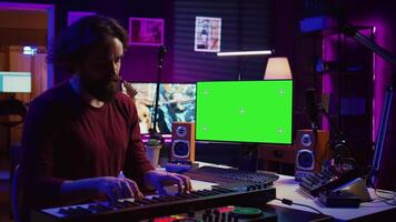 musicus spelen piano midi controleur en aan het leren nieuw notities, op zoek Bij online les Aan pc. artiest toepassingen groene scherm Scherm, leren naar Speel sleutels Aan elektronisch toetsenbord. camera b. video