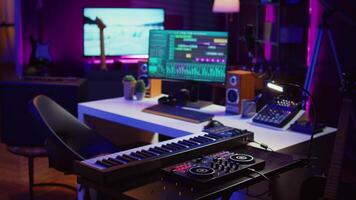 tömma Plats Begagnade för producerar musik och ljud med elektronisk enheter, akustik instrument och soundboard med kontroller. Hem studio utrustad med förstärkare och behärska verktyg. kamera b. video